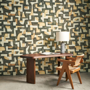 Moderne interieursetting met Arte Essentials Totem Ecoline 18902 behang, een houten bureau, designstoel en tafellamp.