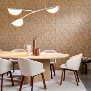 Moderne eetkamer met licht houten tafel, crèmekleurige stoelen en Arte Essentials Totem Esparto Iberico behang op de achtergrond.