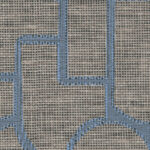 Detail van het Arte-behang Essentials Totem Esparto Iberico 18915 met een grafisch blauw patroon op een geweven, natuurlijke achtergrond.