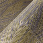 Detailopname van het Arte behang Essentials Totem Infinity 18932 met een geometrisch patroon in groen en blauw.