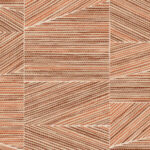 Geometrisch Arte-behang uit de Essentials Totem Infinity-collectie met een patroon van diagonale en horizontale lijnen in rood- en bruintinten.