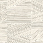 Geometrisch patroon op licht Arte behang uit de Essentials Totem Infinity collectie met gestreepte lijnen in neutrale tinten.
