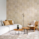 Moderne zithoek met Arte Essentials Totem Rabane behang in neutrale tinten en Scandinavisch geïnspireerd meubilair.