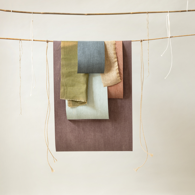 Stalen van Arte-behang uit de Essentials Washed Linen collectie in diverse natuurlijke kleuren hangen aan touwen.