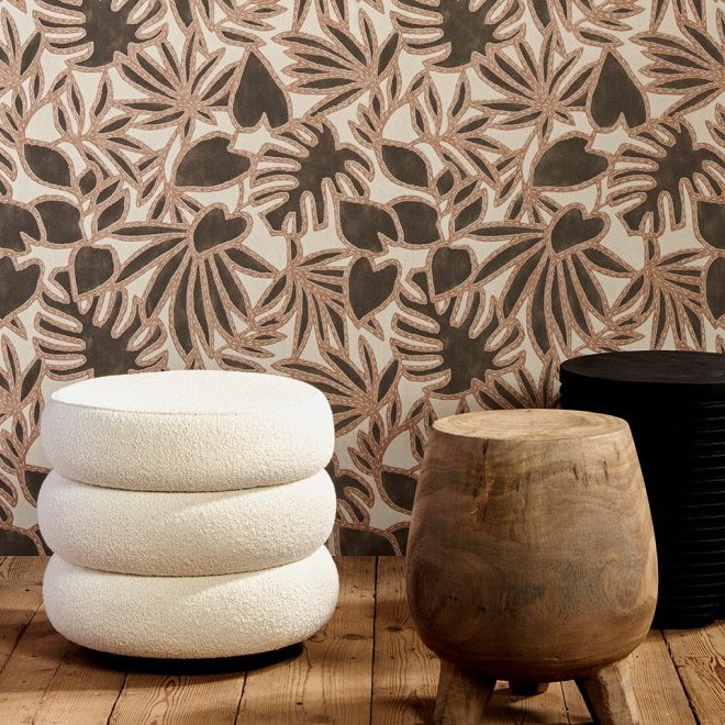 Moderne interieursetting met Arte Essentils Costura Botanis 57583 Toffee behang met botanisch patroon en drie stijlvolle krukjes op een houten vloer.