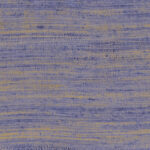 Gedetailleerd close-up van het Arte behang Expedition Eri 72056 met een textuur van horizontale lijnen in blauw en goud.