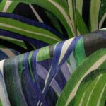 Close-up van het Arte-behang Expedition Java met een tropisch bladpatroon in groene en blauwe tinten.