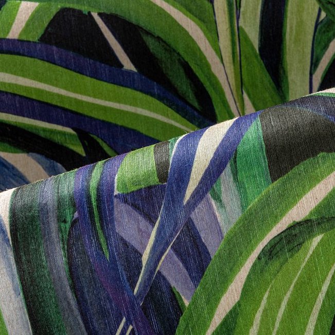 Close-up van het Arte-behang Expedition Java met een tropisch bladpatroon in groene en blauwe tinten.