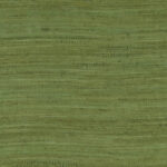 Groen Arte-behang uit de Expedition Tasar-collectie met een horizontale, zijdeachtige textuur.