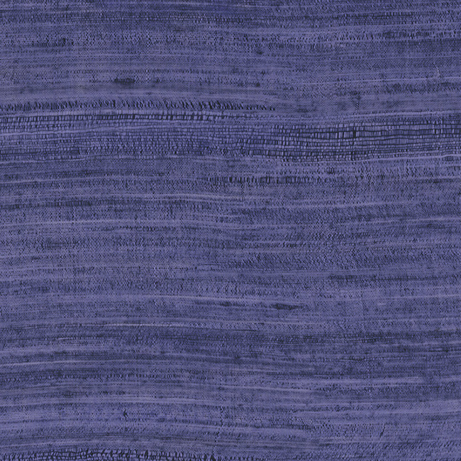 Paars behang met een horizontaal geweven textuurpatroon uit de Arte Expedition Tasar 72038 collectie.