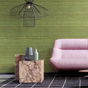 Moderne woonkamer met groen Arte-behang uit de Expedition Tasar collectie, roze bank en marmeren bijzettafels.