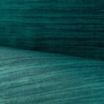 Groenblauw Arte-behang uit de Expedition Tasar collectie met een subtiele textuur en horizontale nerfstructuur.