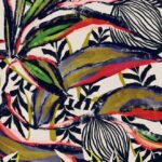 Abstract botanisch patroon uit de Flor Imaginaria-collectie van Arte, met grote kleurrijke bladeren en grafische zwart-witte accenten.