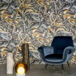Luxe interieur met Arte Flor Imaginaria behang, een fluwelen fauteuil en sfeervolle designobjecten.