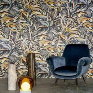 Luxe interieur met Arte Flor Imaginaria behang, een fluwelen fauteuil en sfeervolle designobjecten.