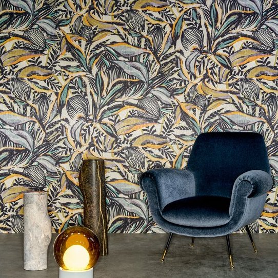 Luxe interieur met Arte Flor Imaginaria behang, een fluwelen fauteuil en sfeervolle designobjecten.