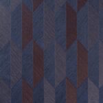 Donkerblauw en bordeauxrood Arte behang met geometrisch pijlvormig patroon uit de Focus Arrow collectie.