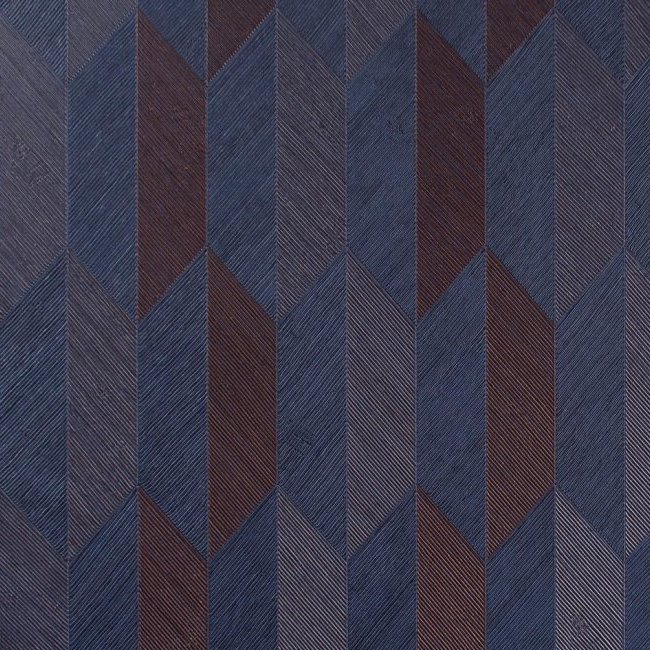 Donkerblauw en bordeauxrood Arte behang met geometrisch pijlvormig patroon uit de Focus Arrow collectie.