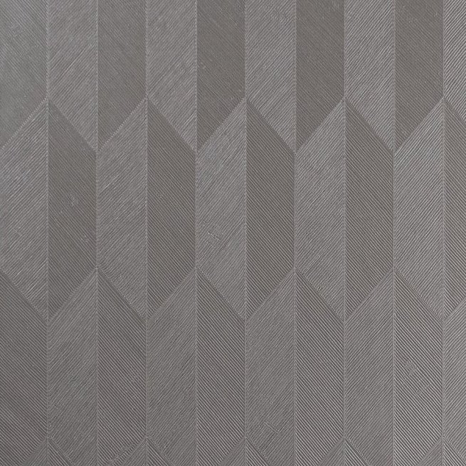 Grijs Arte-behang Focus Symbol 26532 met een geometrisch patroon van reliëf en fijne diagonale lijnen.
