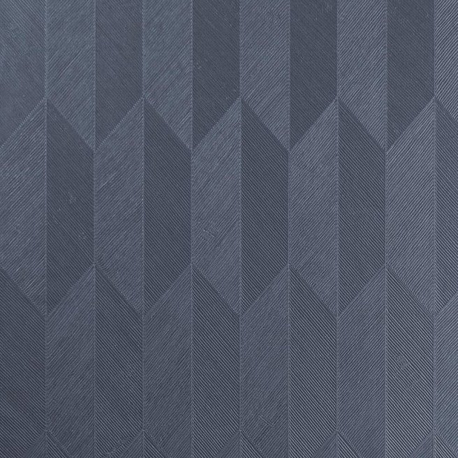 Donkerblauw Arte Focus Symbol 26535 behang met een geometrisch patroon van verweven, schuine lijnen.
