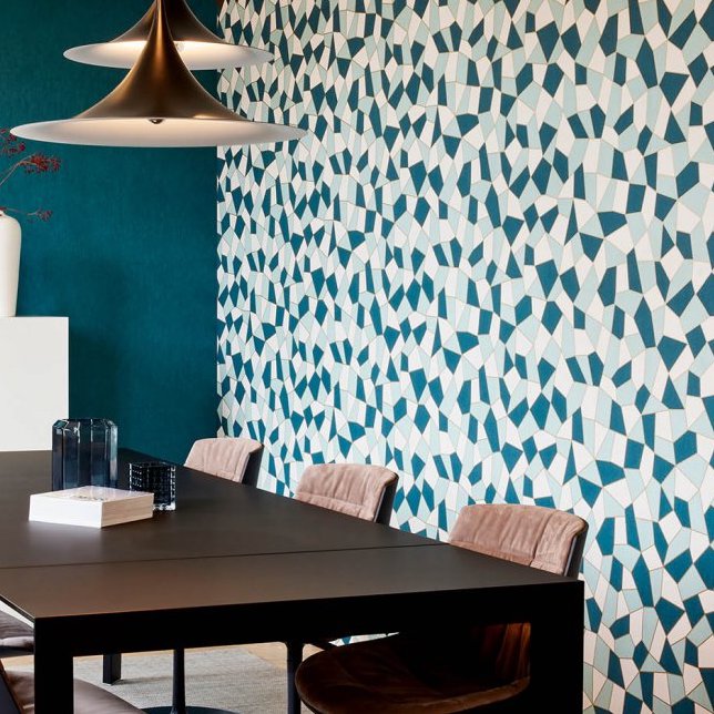 Moderne eetkamer met Arte-behang Insolence Blast in een blauw en wit geometrisch patroon.