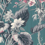 Gedetailleerd bloemenpatroon op blauwgroene achtergrond uit het Arte-behang Insolence Grow 34642.