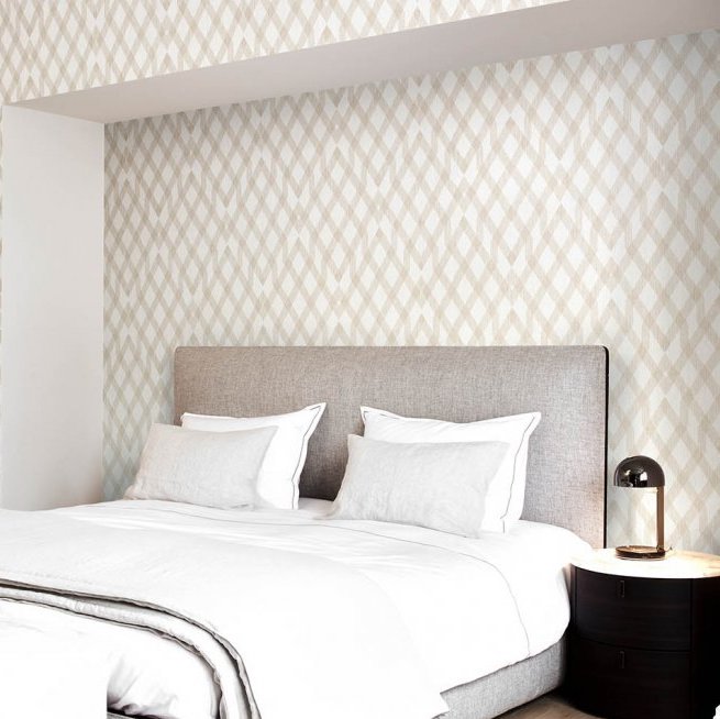 Smaakvol ingerichte slaapkamer met Arte-behang Insolence Moxie in een zacht ruitpatroon achter het bed.