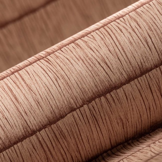 Detailopname van het Arte-behang Insolence Shiver in een zachtbruin, geribbeld textuurpatroon.