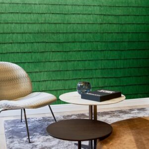 Moderne zithoek met Arte-behang Insolence Swing in groen met textuur.
