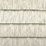 Behang met een gestructureerd patroon van horizontale stroken die doen denken aan opgestapelde, verticale raffialinten in een neutrale tint.