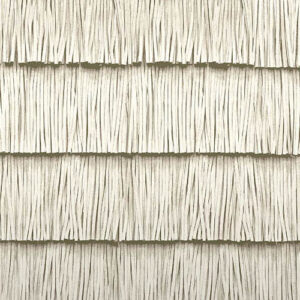 Behang met een gestructureerd patroon van horizontale stroken die doen denken aan opgestapelde, verticale raffialinten in een neutrale tint.