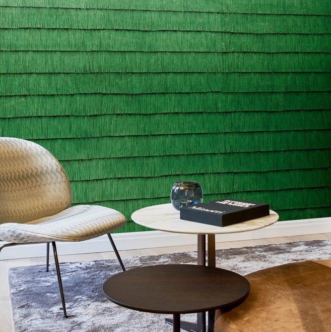 Moderne zithoek met Arte-behang Insolence Swing in groen met textuur.