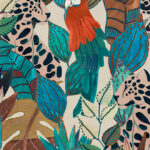 Illustratief junglebehang met kleurrijke bladeren, een papegaai en luipaarden uit de Arte Tierra Giungla-collectie.