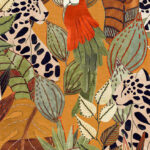 Decoratief Arte-behang uit de JV800 Tierra Giungla 6641 serie met tropische bladeren, een papegaai en jaguars op een warme oranje achtergrond.