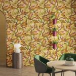 Interieur met kleurrijk Arte behang uit de Tierra Mediterraneo collectie, met bladmotief in warme tinten en moderne meubelen.