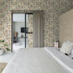 Sfeervolle slaapkamer met Arte-behang JV800 Tierra Noyse 6600 en een doorkijk naar een modern ingerichte werkruimte.