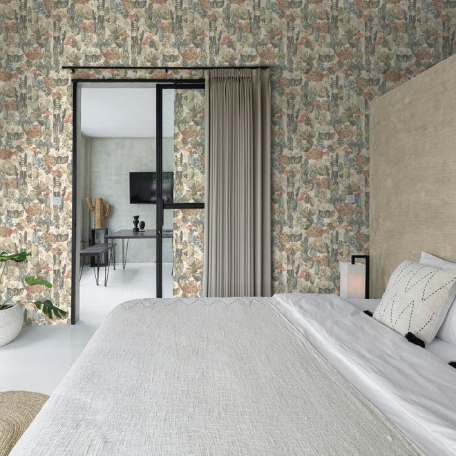 Sfeervolle slaapkamer met Arte-behang JV800 Tierra Noyse 6600 en een doorkijk naar een modern ingerichte werkruimte.