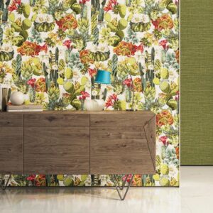 Wand met kleurrijk Arte Tierra Noyse 6601 behang met cactussen en bloemen achter een modern houten dressoir.