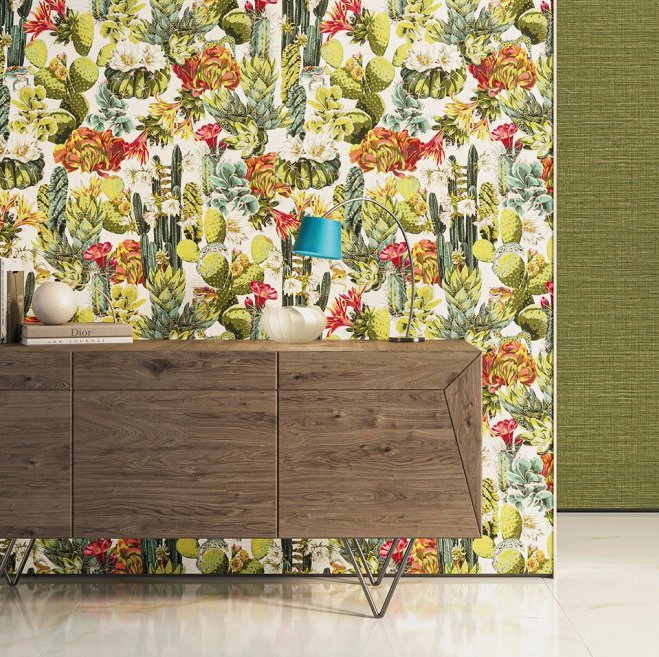 Wand met kleurrijk Arte Tierra Noyse 6601 behang met cactussen en bloemen achter een modern houten dressoir.