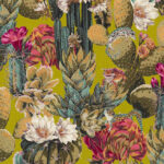 Illustratief Arte-behang uit de Tierra Noyse 6602-serie met kleurrijke cactussen, bloemen, hagedissen en een kikker op een okergele achtergrond.
