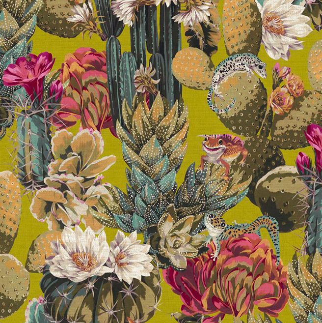 Illustratief Arte-behang uit de Tierra Noyse 6602-serie met kleurrijke cactussen, bloemen, hagedissen en een kikker op een okergele achtergrond.
