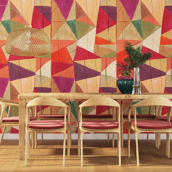Eetkamer met houten meubelen en kleurrijk geometrisch Arte-behang JV800 Tierra Savana 6633 op de achtergrond.