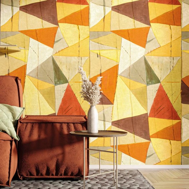 Kleurrijk Arte-behang JV800 Tierra Savana 6633 met geometrisch patroon in warme aardetinten achter een roestbruine stoel en bijzettafel met decoratieve vaas.