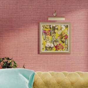 Interieur met roze Arte-behang JV800 Tierra Unito, een geel cactus-schilderij en een fluwelen bank.