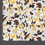 Behang met een kleurrijk Joy Terrific Terrazzo patroon in geel, bruin, zwart en blauw op een witte achtergrond.