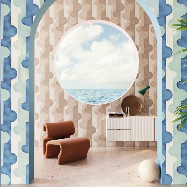 Interieur met Arte-behang Joy Puzzle of Passion in blauw en beige tinten, met ronde raamopening en uitzicht op zee.