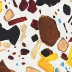 Abstract behangpatroon Joy Terrific Terrazzo van Arte met kleurrijke penseelachtige vlekken op een lichte achtergrond.
