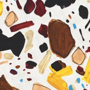 Abstract behangpatroon Joy Terrific Terrazzo van Arte met kleurrijke penseelachtige vlekken op een lichte achtergrond.
