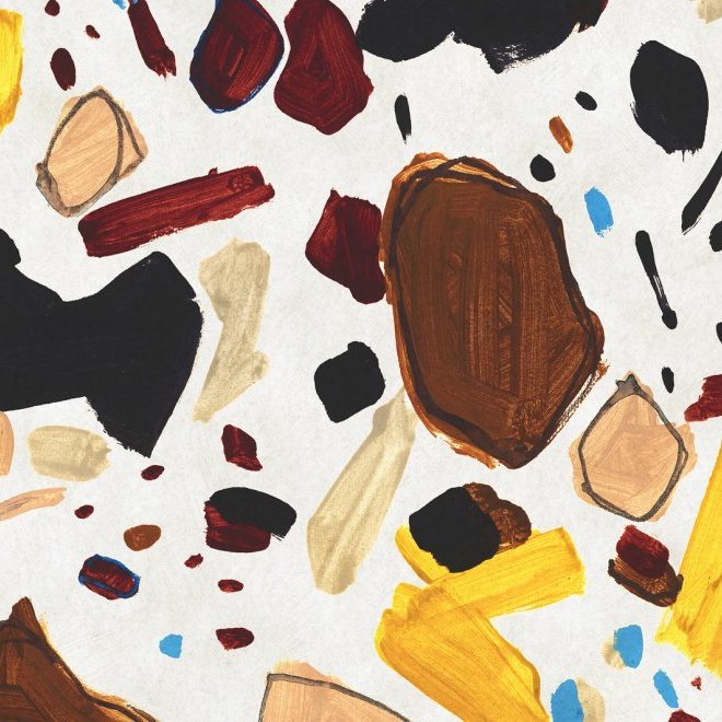Abstract behangpatroon Joy Terrific Terrazzo van Arte met kleurrijke penseelachtige vlekken op een lichte achtergrond.