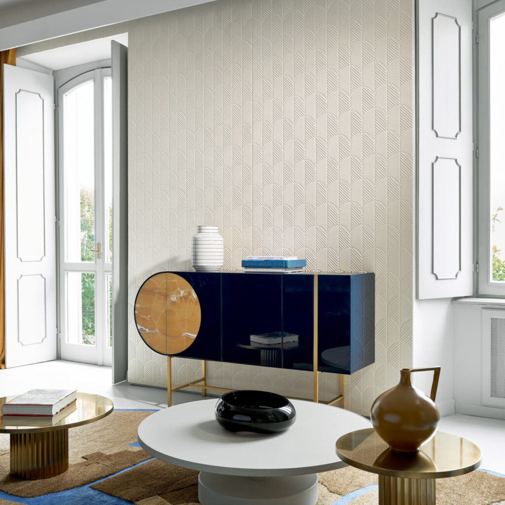 Moderne woonkamer met Arte Kanso Anicca 72520 behang in beige tint en stijlvolle designmeubels.